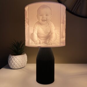 Personalisierte Lithophanie Fotolampe mit Babyfoto als Geschenk zur Geburt oder Familie.